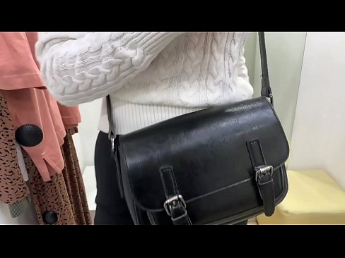 ❤️ Vieša jaunos kalės FeralBerry masturbacija su dildo aprangos kambaryje ☑ Seks video prie mūsų ❌❤